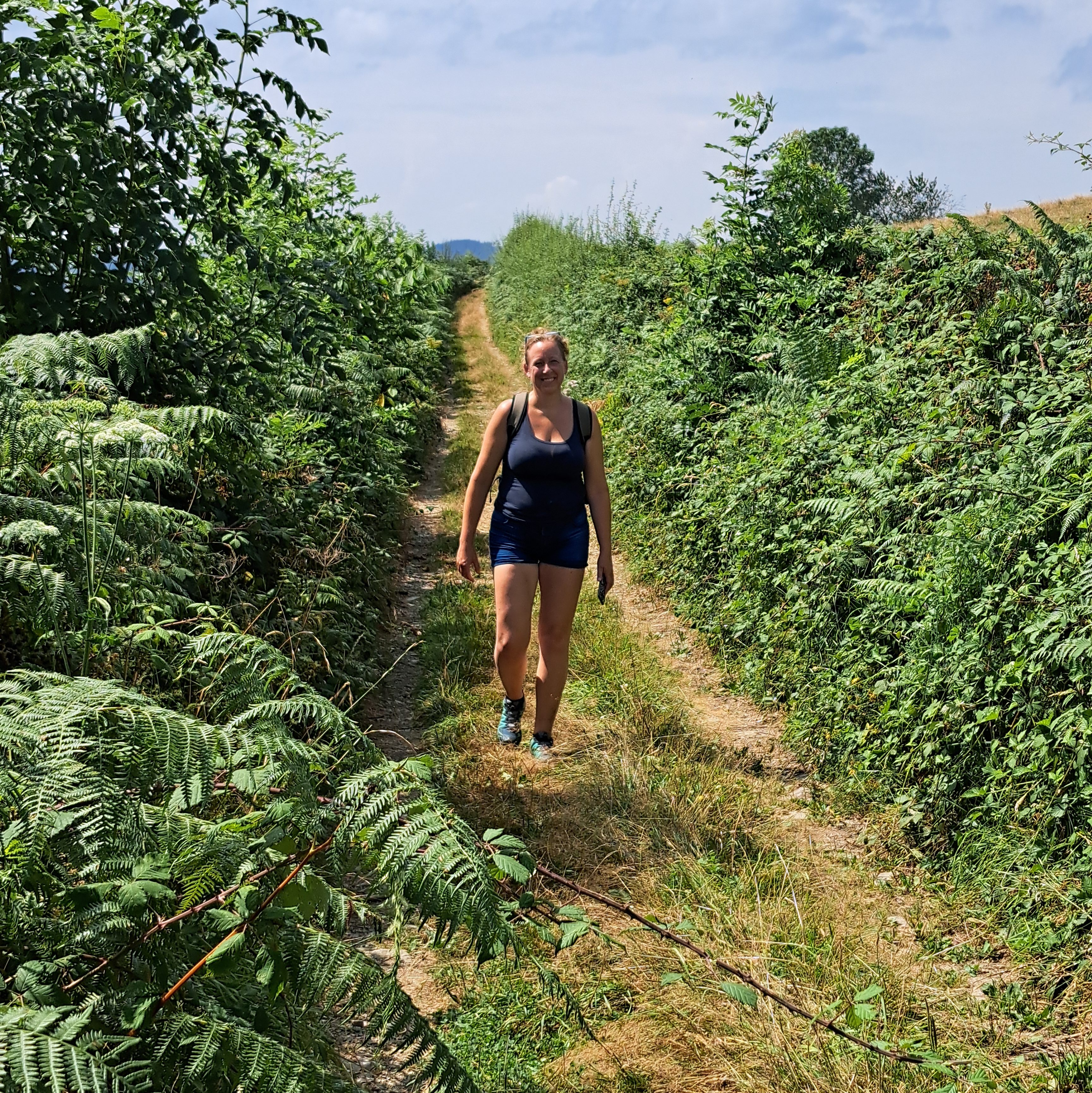 Dit ben ik, wandelend in de natuur in Frankrijk.
